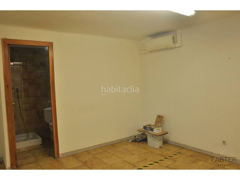 Foto 875f8e91-da68-4b5d-9a52-ffaf7e6c7137. Alquiler local comercial fabter realty presenta este versátil local comercial con acceso directo a pie de calle en el centro en Caldes de Montbui