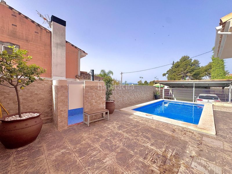 Foto 0c40f304-d554-4f10-96c5-823bda4afefd. Casa aparellada amb aparcament piscina a Monserrat