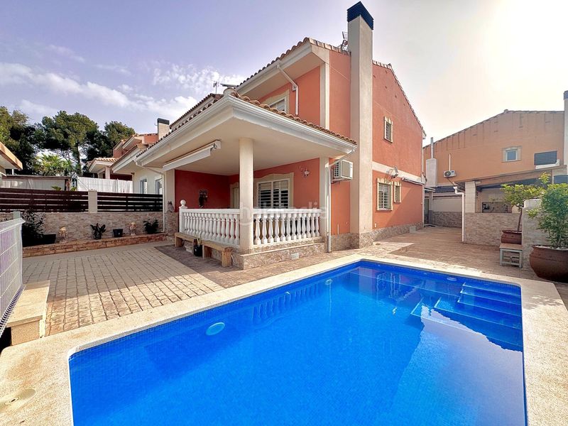 Foto 2380b491-a50c-482e-9557-497cffa61044. Casa aparellada amb aparcament piscina a Monserrat