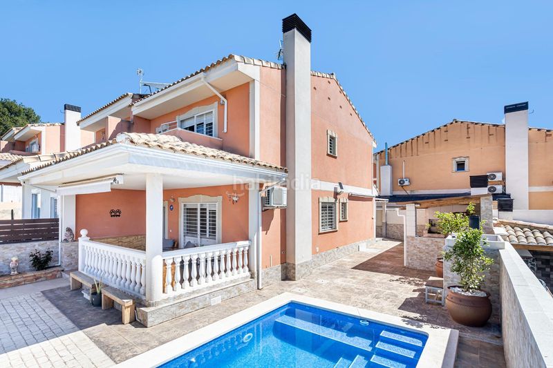 Foto 2c5e34ab-f0e6-453c-8576-0e6aa5b026dc. Casa aparellada amb aparcament piscina a Monserrat