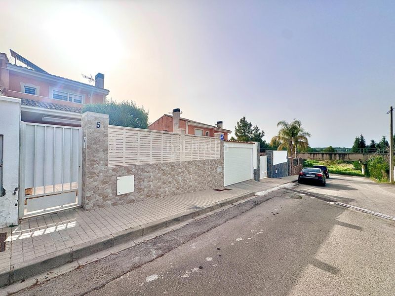 Foto 7ef7298d-7696-4b18-87e2-fbb819e4c928. Casa aparellada amb aparcament piscina a Monserrat