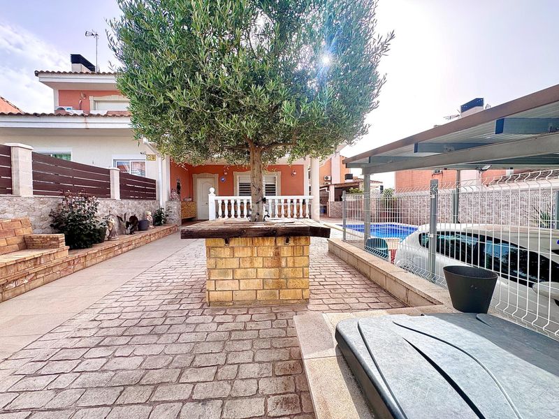 Foto 8b72679f-b0da-4458-87b3-f79bb2f07d5b. Casa aparellada amb aparcament piscina a Monserrat