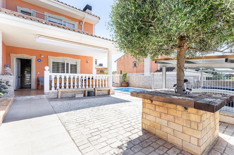 Foto a3ba3fe0-cd30-4a8b-b9e9-46ee6607aa22. Casa aparellada amb aparcament piscina a Monserrat
