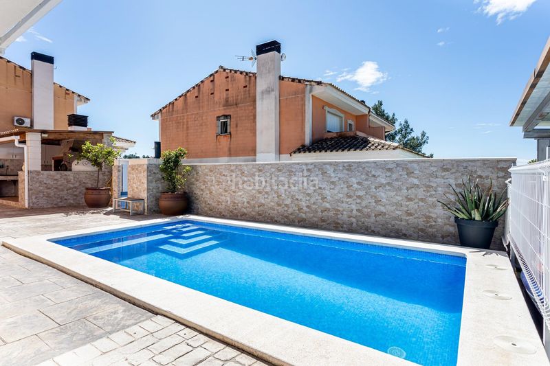 Foto dbae4d44-e5bc-4f0a-8750-944715272053. Casa aparellada amb aparcament piscina a Monserrat