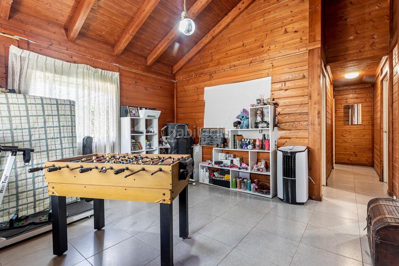 Foto f7dedd8e-a600-49a0-b851-2e26d02683ad. Casa amb aparcament a Fortaleny