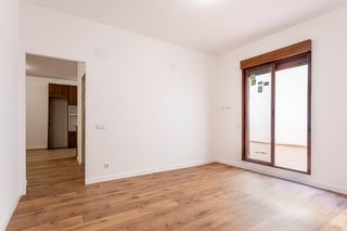 Business premise  Calle reyes católicos. Planta baja única en paterna, junto al parque alborgí