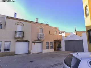 Maison jumelée à Calle la fabriquilla 21. Adosa en motril