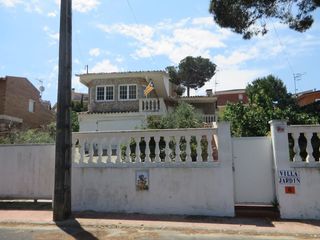 House  Carrer de les agudes 6. Chalet en dosrius