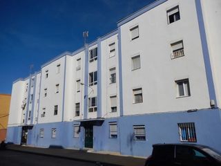 Piso  Calle chiclana 3. Bajo en la línea de la concepción