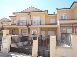 Casa a schiera  Calle paseo de los olivos 60c. Adosada en  sotillo de la adrada