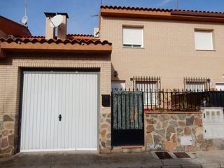 Casa a schiera  Calle san isidro 15. Casa adosada en pantoja