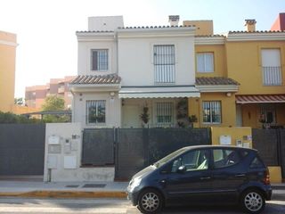 Casa adossada a Plaza mariana pineda 20. Adosada en san juan de aznalfarache