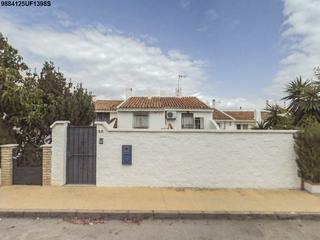 Casa  Calle pico del aneto 60. Casa en estepona