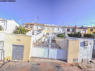 Casa adossada a Avenida de Torrevieja 35