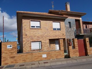 Chalet  Calle rodera bajera 8. Chalet en sariegos
