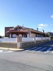 Chalet  Carrer garbí 3. Chalet en l'hospitalet