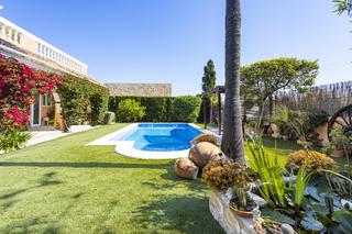 Casa en El Toro. Encantador chalet en venta en el toro con piscina privada y estu