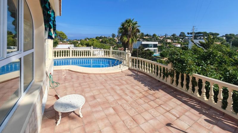 Foto af35bd8e-6603-4170-b034-cd2c9027b559. Xalet amb xemeneia calefacció aparcament piscina a Dénia
