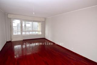Appartement  Rúa travesía de vigo 136. Piso de 5 habitaciones y dos baños y patio con carpintería excel