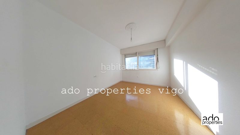 Foto bc19b6f8-276c-46e4-b30c-edc6fe18ab76. Pis a travesía de Vigo - san xoán Vigo