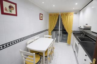 Pis a Rúa travesía de vigo 46. Vivienda de tres dormitorios con garaje y trastero del año 1998