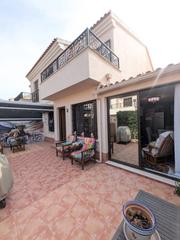 Casa aparellada en San Cayetano. Chalet pareado en san cayetano