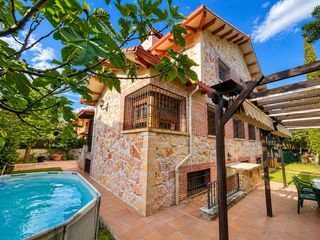 Chalet in Calle del robledal 22. Directamente propiedad chalet con apartamento completamente inde