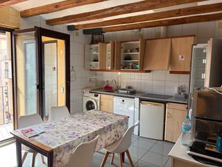 Lloguer Pis  Carrer de sant pau. Piso de 3 habitaciones con balcón por temporada