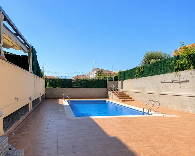 Foto ac5dddae-6f2d-4faa-97b2-b22e88182fd5. Pis amb aparcament piscina a Segur de Calafell nucli urbà Segur de Calafell