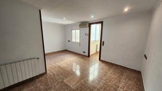 Pis  Carrer de campreciós. Encantador piso reformado en les roquetes