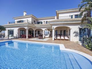 Chalet à El Faro. Villa de 6 dormitorios con vistas al mediterráneo en venta en cu