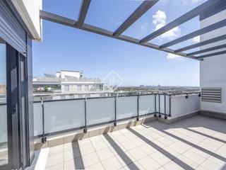 Rent Penthouse in Ciutat de les Ciències i de les Arts - Justicia. Ático en excelentes condiciones con 3 dormitorios y 73 m de terr