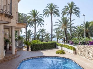 Xalet a El Faro. Casa en excelentes condiciones de 6 dormitorios en venta en cull
