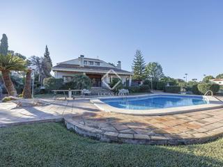 Xalet a Montealegre. Casa de 7 dormitorios sobre una gran parcela en venta en la elia