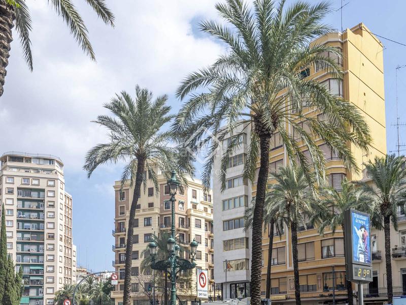 Foto 4825d522-89b0-4b1f-babf-eae687faf994. Rent flat with parking in Russafa Valencia