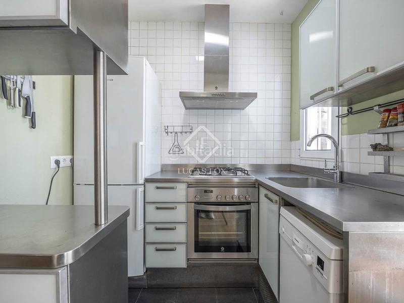 Foto 9cb59bb4-c701-4824-a8a9-bd153aa62b7f. Piso encantador piso reformado con una amplia terraza soleada en venta en un edificio modernista en Valencia