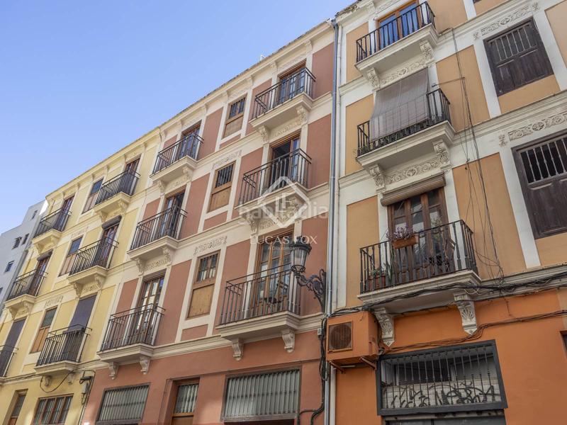 Foto c223615c-db06-4ea3-946c-6cd1b397521c. Piso encantador piso reformado con una amplia terraza soleada en venta en un edificio modernista en Valencia