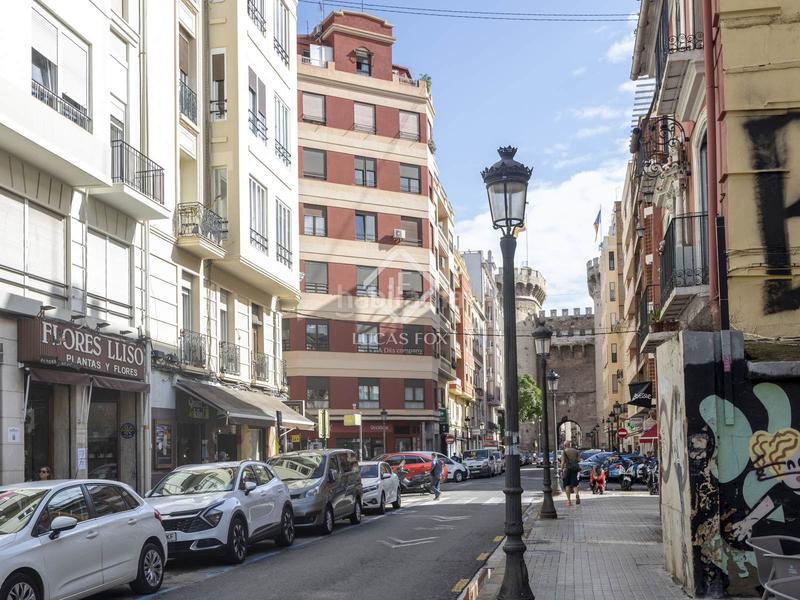 Foto cd6c8418-b528-405d-8cd7-bf821b95d701. Piso encantador piso reformado con una amplia terraza soleada en venta en un edificio modernista en Valencia
