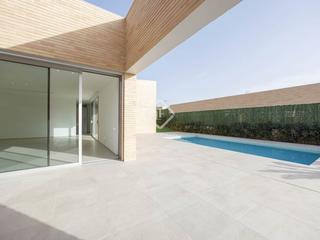 Alquiler Chalet en Nueva Santa Barbara - Cruz de Gracia. Moderna villa independiente a entrenar, con jardín y piscina en