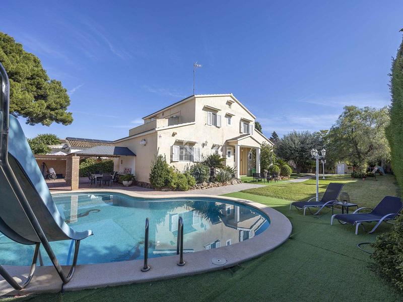 Foto ca7e88f9-ae68-4bf0-9034-a8fad7de2140. Xalet amb calefacció aparcament piscina a El Carme-Sant Agustí-Bonavista Eliana (l´)