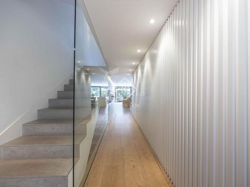 Foto 0365257e-f840-4bc3-bdc2-f8f3e75de524. Chalet exclusiva casa adosada, totalmente renovada, en venta en una urbanización privada con piscina y seguridad 24h en Rocafort