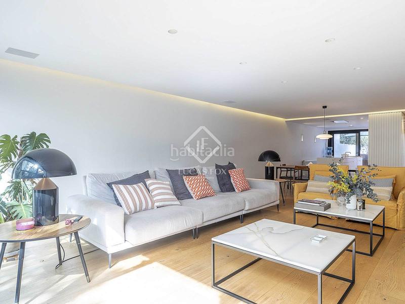 Foto 0b5c38b3-0f30-4ca3-b0de-8e488531d5f9. Chalet exclusiva casa adosada, totalmente renovada, en venta en una urbanización privada con piscina y seguridad 24h en Rocafort