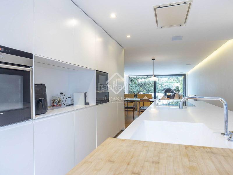 Foto 14c8b36a-93e0-4310-b10d-74464deb6e6a. Chalet exclusiva casa adosada, totalmente renovada, en venta en una urbanización privada con piscina y seguridad 24h en Rocafort