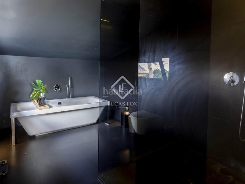 Foto 229377b5-7151-4bab-a1c4-4516cb2fff18. Chalet exclusiva casa adosada, totalmente renovada, en venta en una urbanización privada con piscina y seguridad 24h en Rocafort