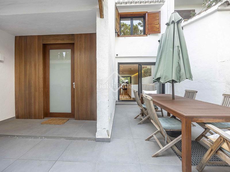 Foto 2d15a3a5-a310-4b3b-ad52-956134bf0cd6. Chalet exclusiva casa adosada, totalmente renovada, en venta en una urbanización privada con piscina y seguridad 24h en Rocafort