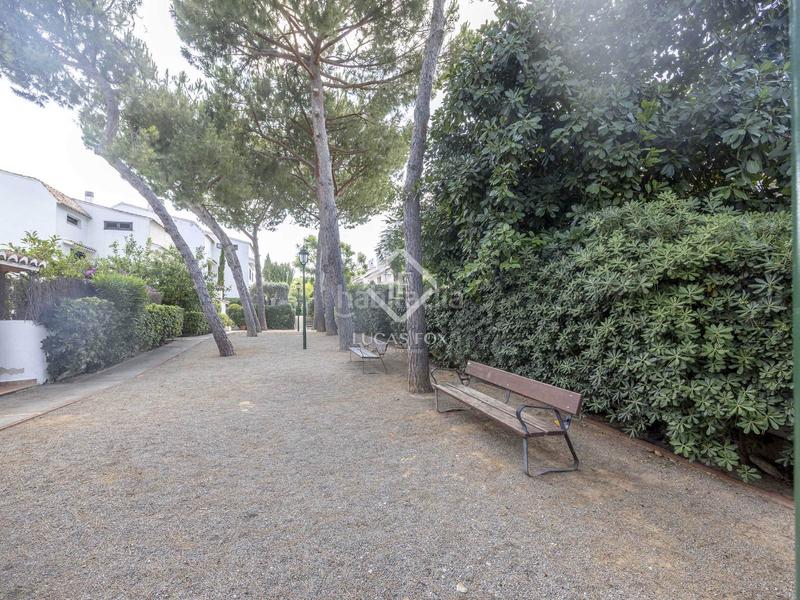 Foto 305d5ee3-020a-4a35-8480-76cfd3b0b183. Chalet exclusiva casa adosada, totalmente renovada, en venta en una urbanización privada con piscina y seguridad 24h en Rocafort