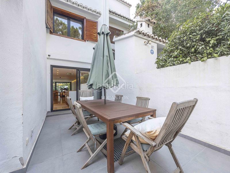 Foto 32714866-48c8-4fe5-814b-f753d3e7879d. Chalet exclusiva casa adosada, totalmente renovada, en venta en una urbanización privada con piscina y seguridad 24h en Rocafort