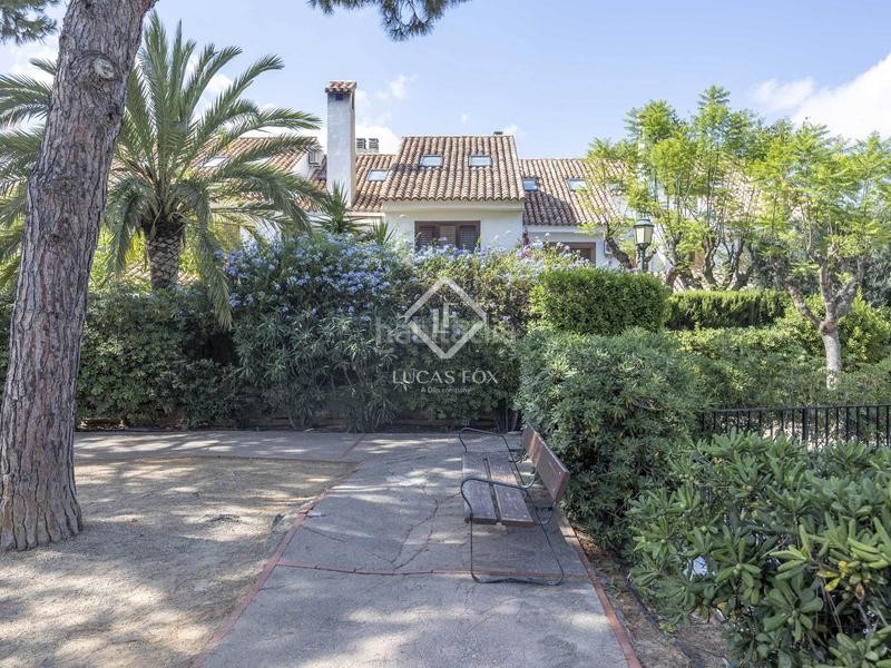 Foto 32c6946c-a304-430a-96dd-e59b75452824. Chalet exclusiva casa adosada, totalmente renovada, en venta en una urbanización privada con piscina y seguridad 24h en Rocafort