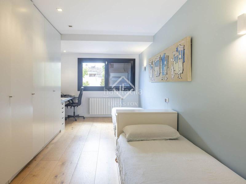 Foto 433822fb-8d89-4e43-aebb-01fd73b256ce. Chalet exclusiva casa adosada, totalmente renovada, en venta en una urbanización privada con piscina y seguridad 24h en Rocafort