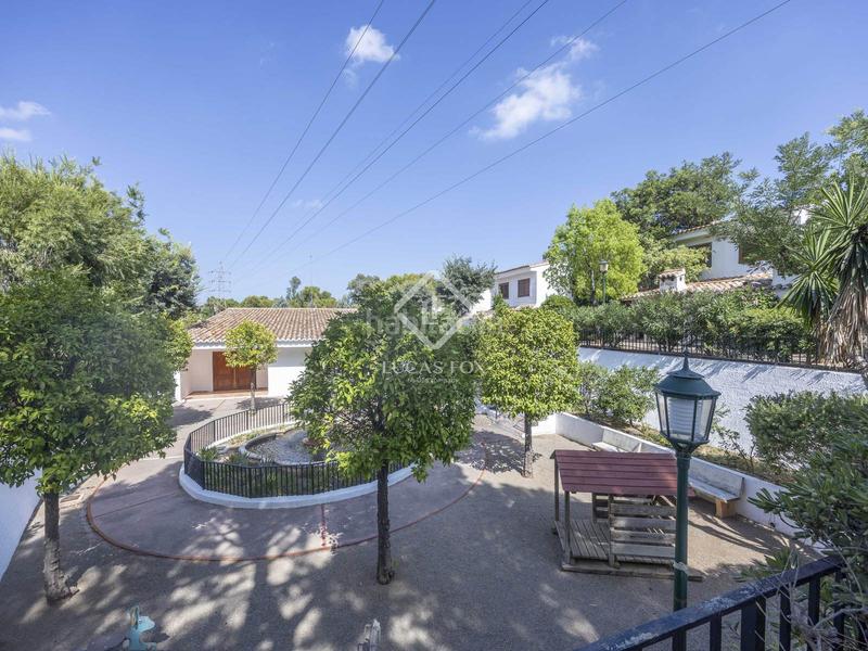 Foto 675cc313-7ca6-4a6c-88e1-c5d4e1012e45. Chalet exclusiva casa adosada, totalmente renovada, en venta en una urbanización privada con piscina y seguridad 24h en Rocafort